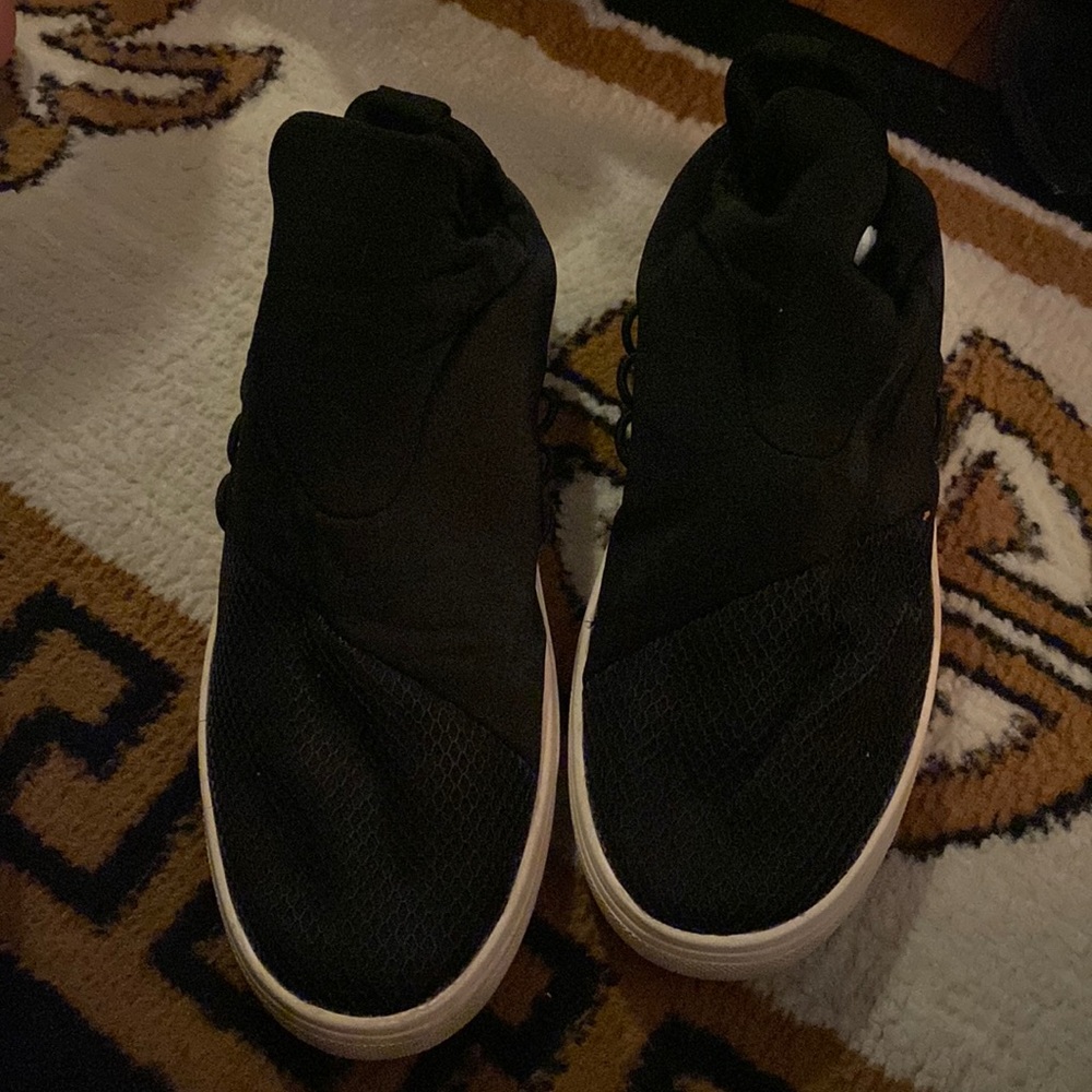 Black Steve Madden Lancer sneakers gently worn and great for fall season!